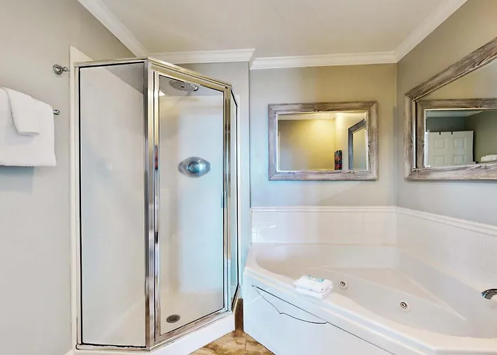 Upgraded Beachfront W Balcony & Pools Hot Tubs & Sauna *